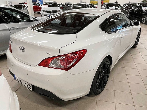 Hyundai Genesis 3 of 6