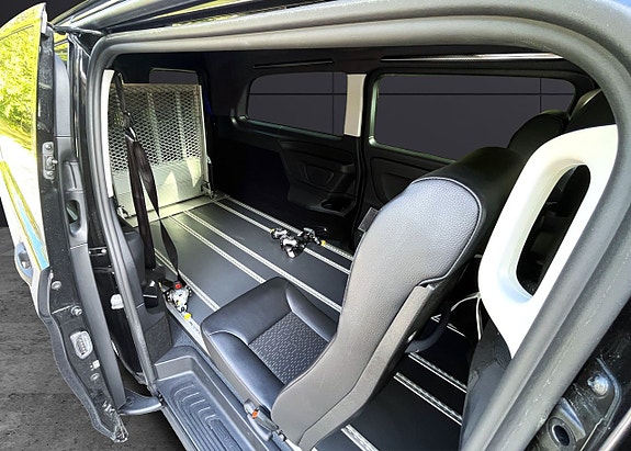 Mercedes-Benz eVito Tourer 17 of 25