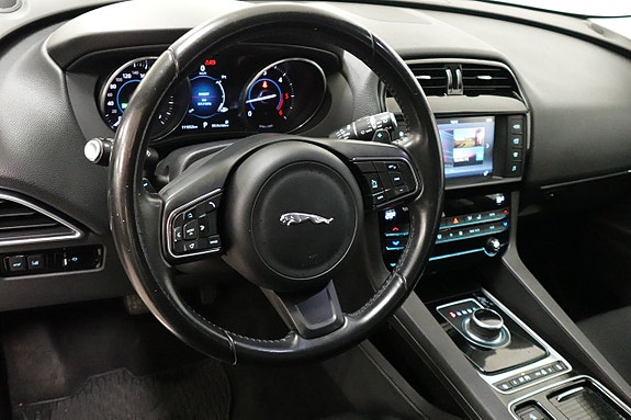 Jaguar F-PACE 6 of 17