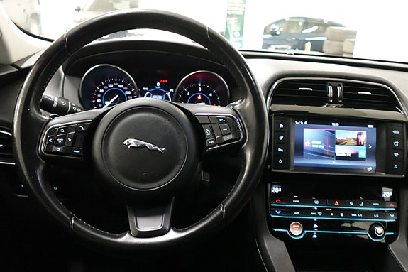 Jaguar F-PACE 7 of 17