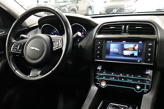 Jaguar F-PACE 8 of 17
