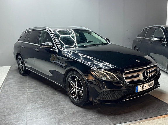 Mercedes-Benz E220 2 of 17
