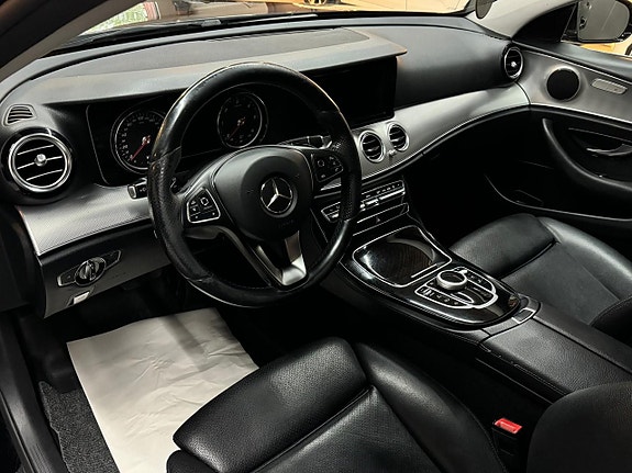 Mercedes-Benz E220 7 of 17