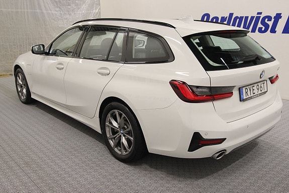 BMW 330e 5 of 8