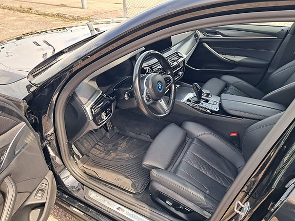 BMW 530e 2 of 7