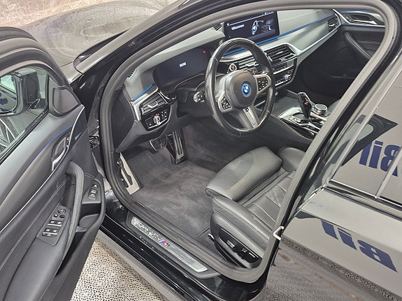 BMW 530e 2 of 12