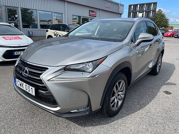 Lexus NX300h 2 of 5