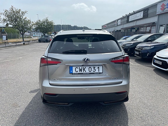 Lexus NX300h 5 of 5