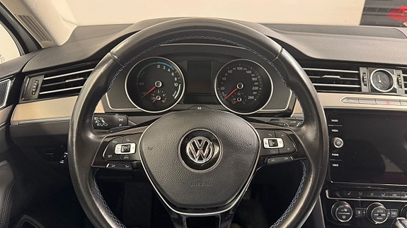 Volkswagen Passat 12 of 19