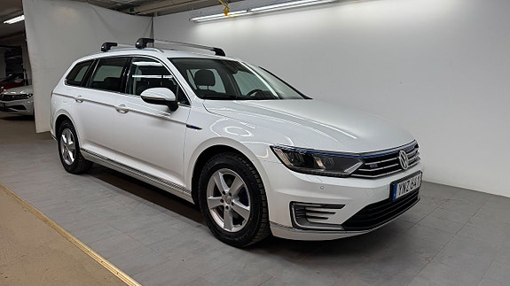 Volkswagen Passat 2 of 19