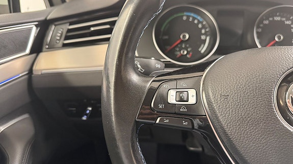 Volkswagen Passat 13 of 19
