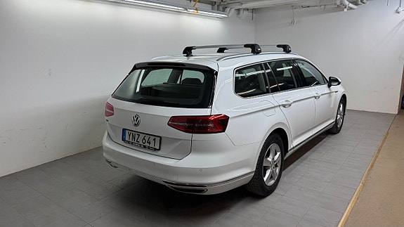 Volkswagen Passat 3 of 19