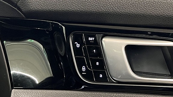 Porsche Panamera 4 19 of 25