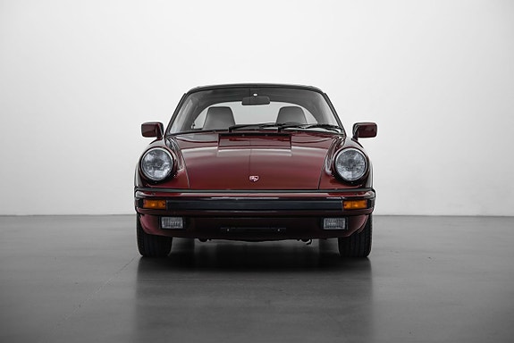 Porsche 911 Carrera 4 of 5