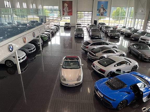 Porsche 911 Carrera 4 of 5
