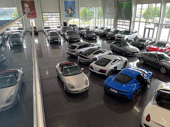 Porsche 911 Carrera 8 of 16