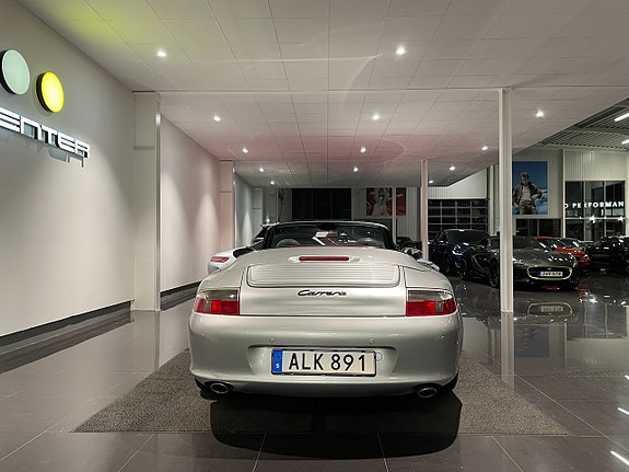 Porsche 911 Carrera 10 of 16