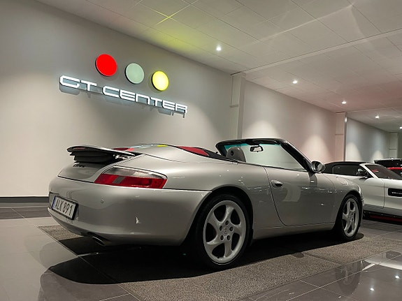 Porsche 911 Carrera 11 of 16