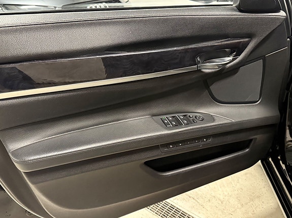 BMW 740d 8 of 25