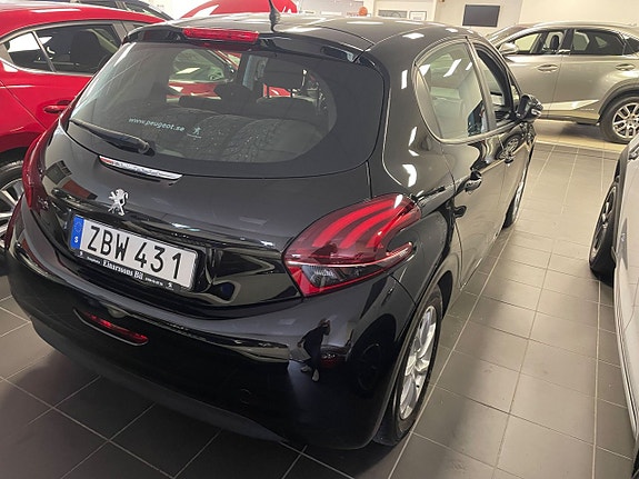 Peugeot 208 4 of 7