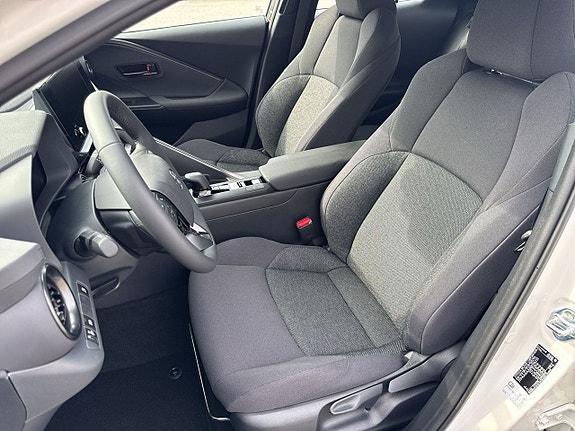 Toyota C-HR 13 of 23