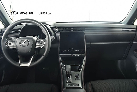 Lexus LBX 8 of 19