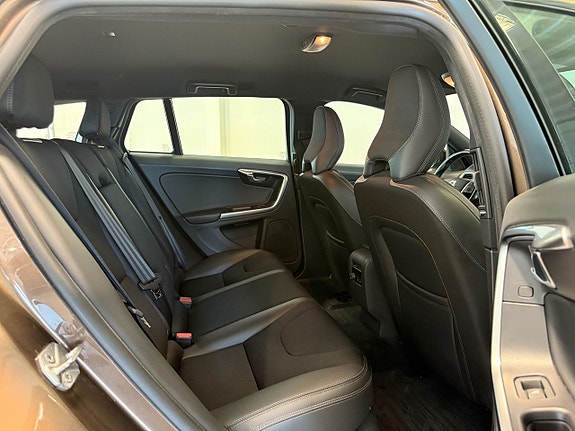 Volvo V60 Cross Country 7 of 13