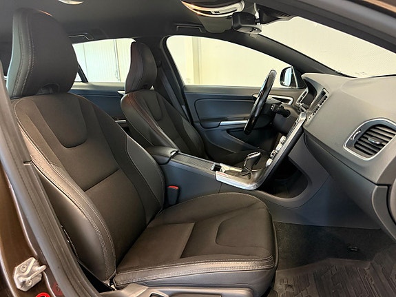 Volvo V60 Cross Country 8 of 13