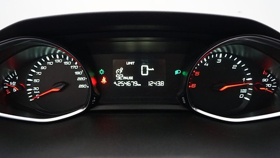 Peugeot 308 8 of 16