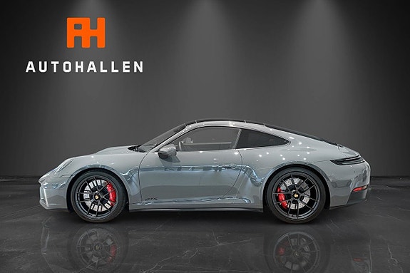 Porsche 911 Carrera GTS 4 of 5