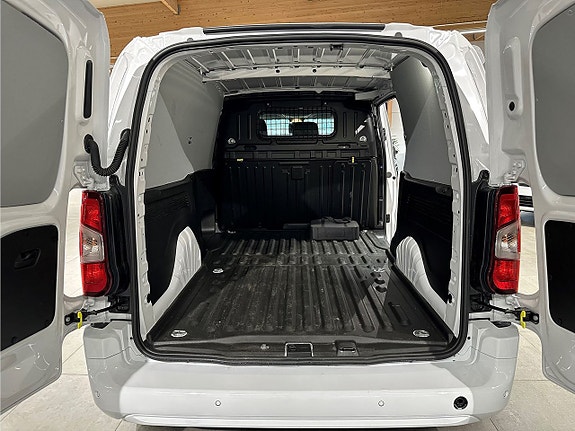 Peugeot e-Partner 8 of 9