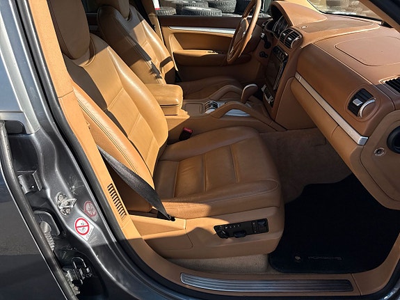 Porsche Cayenne S 14 of 27