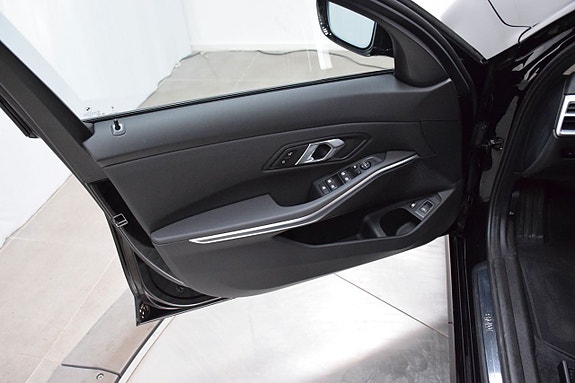 BMW 330e 21 of 22