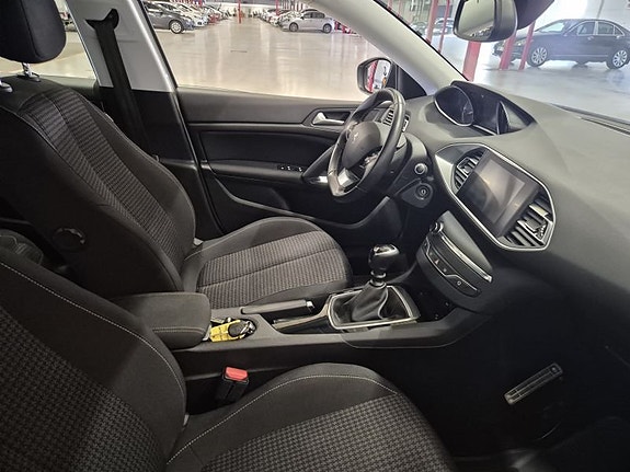 Peugeot 308 4 of 5