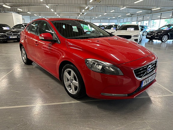 Volvo V40 2 of 15