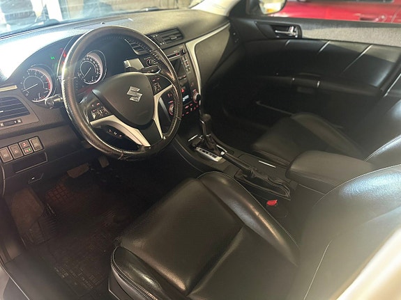 Suzuki Kizashi 8 of 12