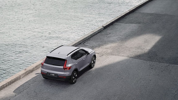 Volvo EX40 8 of 16