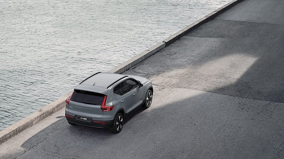 Volvo EX40 8 of 16