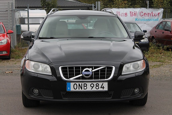 Volvo V70 2 of 9