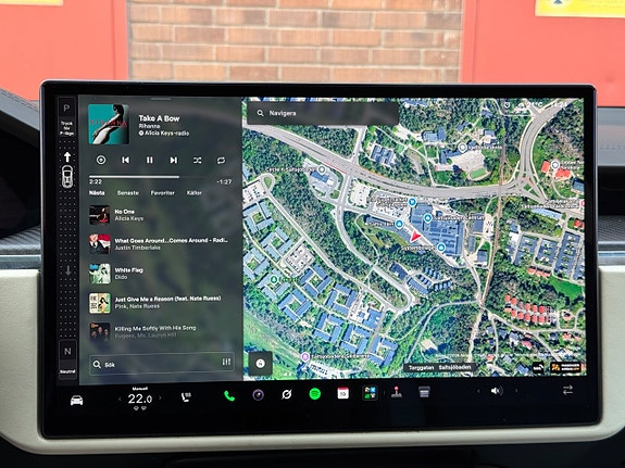 Tesla Model X 23 of 28