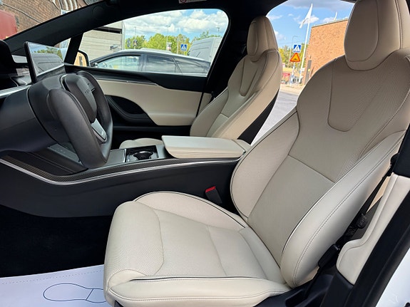 Tesla Model X 12 of 28