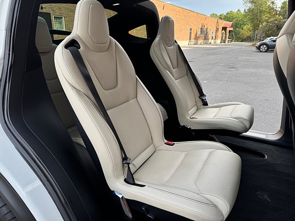 Tesla Model X 15 of 28