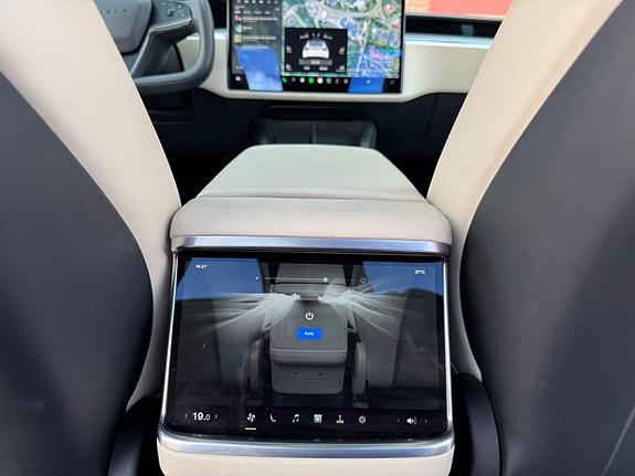 Tesla Model X 21 of 28