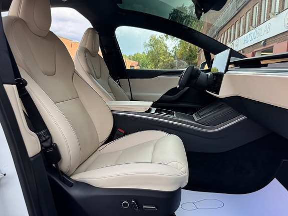 Tesla Model X 13 of 28