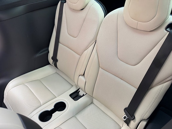 Tesla Model X 16 of 28