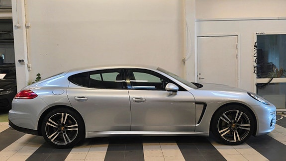 Porsche Panamera 4 4 of 5