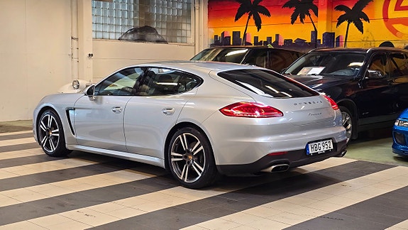 Porsche Panamera 4 3 of 5
