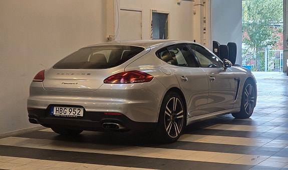 Porsche Panamera 4 5 of 5