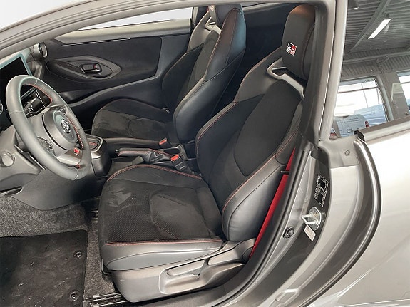 Toyota Yaris 9 of 11