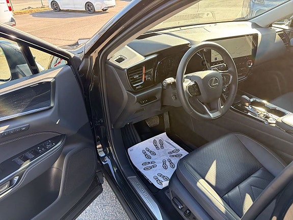 Lexus NX450h+ 16 of 24